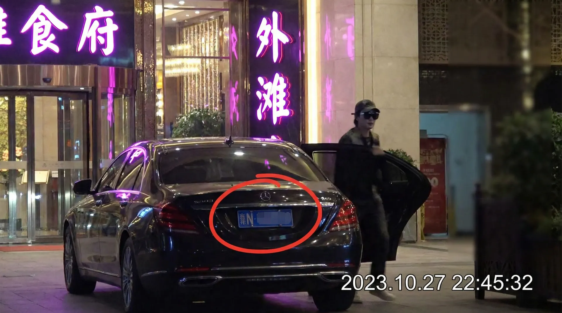 博鱼体育网址 - 豪车餐厅外偷拍